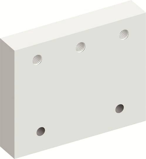 Ein rechteckiger, grauer Metallblock mit fünf Bohrungen, drei oben und zwei unten, zeigt eine Werkzeug- oder Maschinenkomponente.