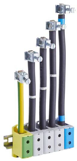 Eine Reihe von elektrischen Kabeln unterschiedlicher Dicke ist mit Metallklemmen an farbigen Anschlussblöcken befestigt.