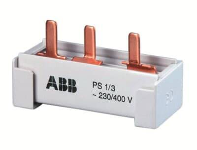 Abgebildet ist ein ABB-Elektrokomponent mit der Aufschrift 'PS 1/3 ~ 230/400 V'. Es hat drei kupferfarbene Kontakte und ist weiß.