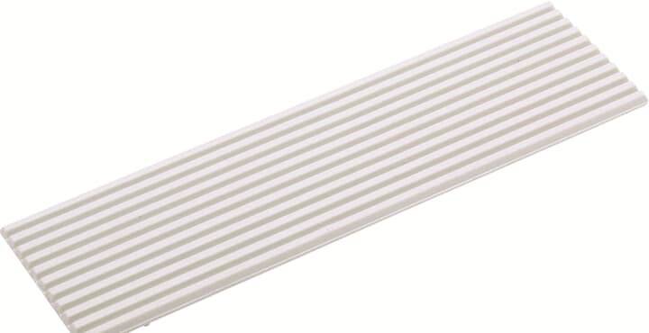 Rechteckige, gestreifte Platte in Beige und Weiß.