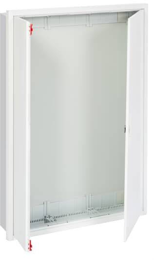 Ein offener Elektroschrank mit sichtbarem Innenraum. Außen weiß mit einer Tür, die nach rechts aufgeklappt ist.