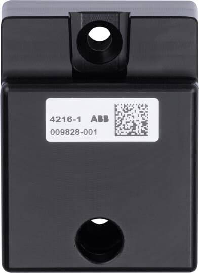 Schwarzes rechteckiges Bauteil mit zwei Schraublöchern. Aufkleber mit der Aufschrift '4216-1 ABB 009828-001' und QR-Code oben.