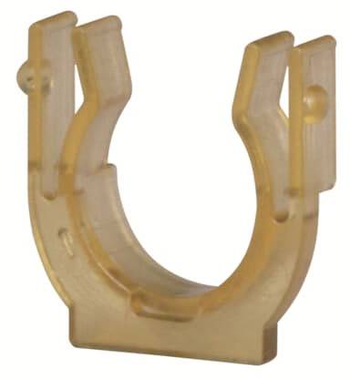 Ein transparenter, bernsteinfarbener Clip in U-Form, möglicherweise als Halterung für Rohre oder Kabel in Installationen verwendet.