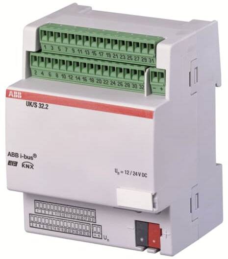 Ein KNX-Schaltaktor von ABB mit mehreren grünen Anschlussklemmen oben. Modellname 'UK/S 32.2' ist auf der Vorderseite sichtbar.