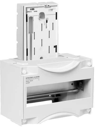 Ein leeres, weißes Gehäuse für einen elektrischen Sicherungskasten mit Schaltern und einem Sichtfenster für Anzeigegeräte.