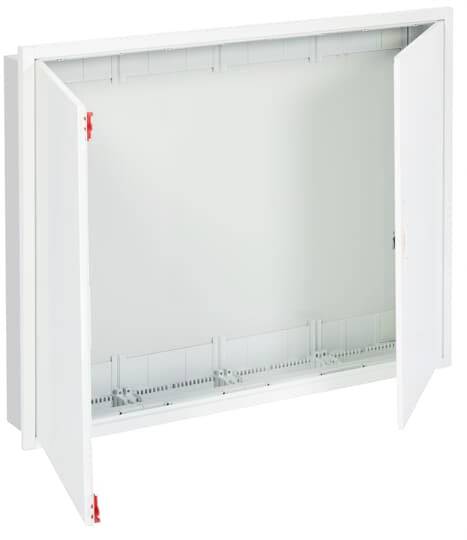 Ein weißer, rechteckiger Schaltschrank mit zwei offenen Türen zeigt den leeren Innenraum. Es sind keine Kabel oder Geräte zu sehen.