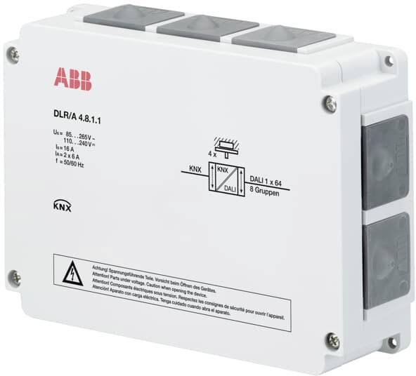 Ein weißes KNX-Gerät von ABB, Modell DLR/A 4.8.1.1. Es unterstützt 8 Gruppen und ist zur Steuerung von Beleuchtungssystemen geeignet.