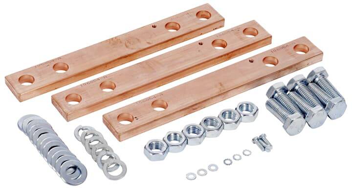 Drei Kupferplatten mit Löchern, umgeben von Schrauben, Muttern und Unterlegscheiben. Sie scheinen Teil eines Befestigungssets zu sein.
