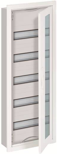 Geöffneter weißer Wandschrank mit mehreren horizontalen Regalfächern und Glaselement in der Tür. Geeignet zur Aufbewahrung.