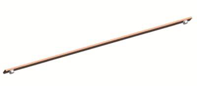 Ein langer, schmaler, orangefarbener Stab, möglicherweise ein Kupferrohr oder eine metallische Stange, isoliert auf weißem Hintergrund.