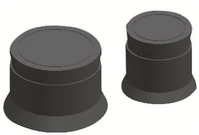 Zwei schwarze Kunststoffkappen, die sich in der Größe unterscheiden. Die linke ist größer als die rechte.