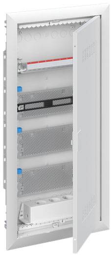 Ein geöffneter, weißer Schaltschrank mit mehreren leeren Fächern für elektrische Komponenten, montiert in einer Wand.