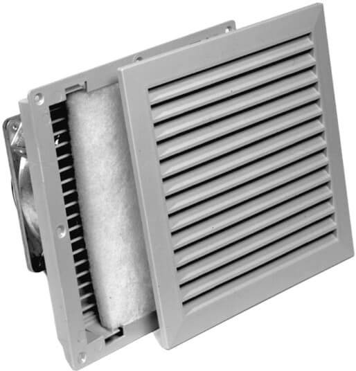 Eine rechteckige Lüftungsabdeckung mit horizontalen Lamellen, teils geöffnet, zeigt das dahinter liegende Filtermaterial.