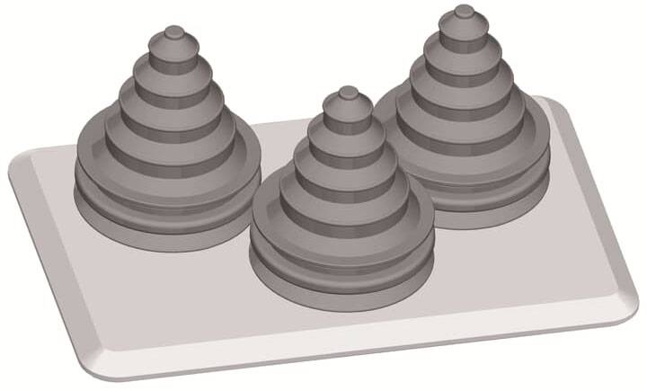 Drei gestufte, graue Kegelobjekte auf einem rechteckigen Sockel, gleichmäßig verteilt, vor weißem Hintergrund.