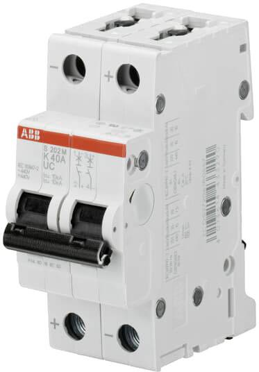 Ein zweipoliger, weiße ABB Leitungsschutzschalter mit einem roten 'K40A' Aufkleber auf der Vorderseite, geeignet für elektrische Installationen.