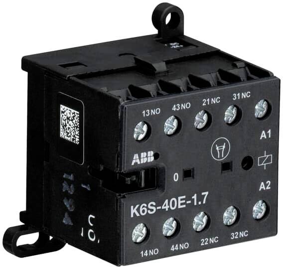 Schwarzes ABB-Schütz mit mehreren Anschlussklemmen und einem QR-Code auf der linken Seite. Modellnummer 'K6S-40E-1.7'.