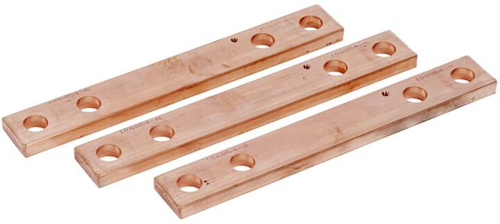Drei kupferne Sammelschienen mit Bohrlöchern für elektrische Verbindungen. Rechteckige Form, identische Ausführung.