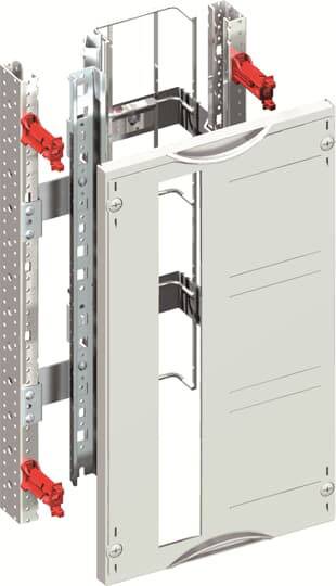 Einbaurahmen für Schaltkasten mit geöffneter Tür. Zwei vertikale Metallleisten und rote Halterungen. Geeignet für elektrische Installationen.