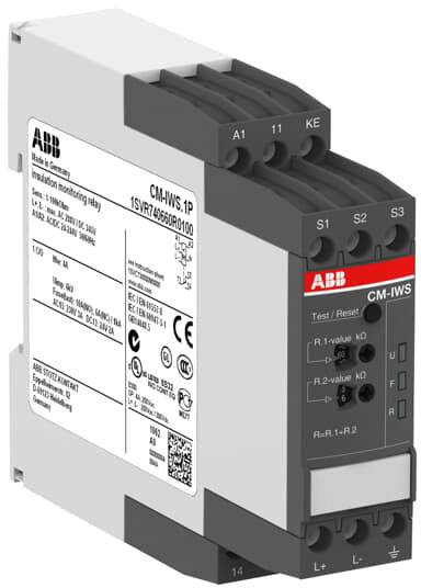 Ein graues Isolationsüberwachungsrelais von ABB mit schwarzer Vorderseite und mehreren Anschlussklemmen oben und unten.