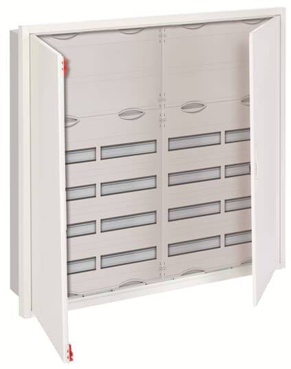 Elektroverteilerkasten mit geöffneter Tür, zeigt mehrere Reihen von Sicherungen und Schalttafeln im Inneren.