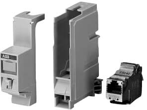 Drei graue elektrische Bauteile nebeneinander. Links ein Abdeckungsteil, in der Mitte ein Montagerahmen, rechts ein Steckverbinder.