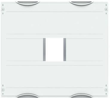 Eine weiße Garagenwand mit einem zentralen rechteckigen Fenster.