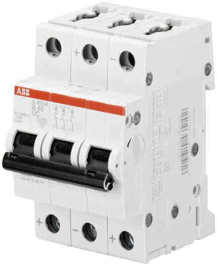 Ein dreipoliger Sicherungsautomat mit schwarzem Hebel auf der Vorderseite, markiert mit B20, zeigt elektrische Schutzkomponenten.