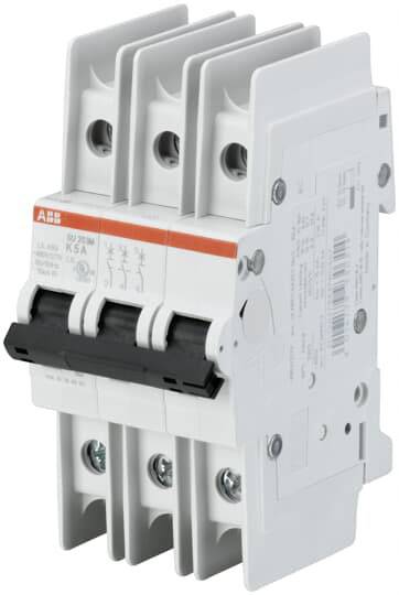 Ein dreipoliger Leistungsschalter von ABB, geeignet für industrielle Anwendungen. Weißes Gehäuse mit drei getrennten Schaltern.