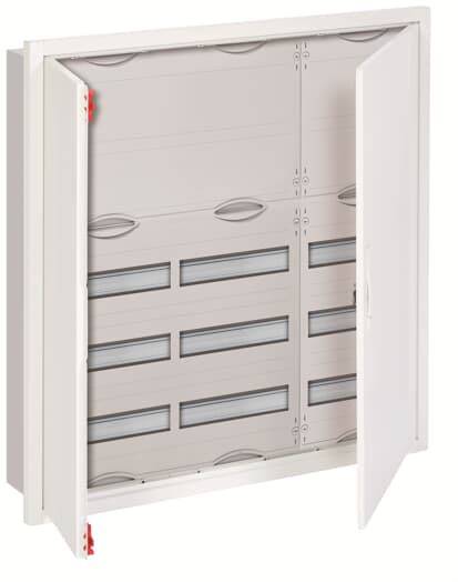 Geöffneter Verteilerkasten mit mehreren Reihen von Schaltern und Sicherungen, weiße Tür links geöffnet, rote Scharniere sichtbar.