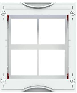 Ein leeres, quadratisches Gitterfenster in weißem Rahmen, das symmetrisch in vier gleich große Quadrate unterteilt ist.