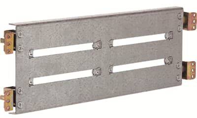 Metallverbindungsteil mit mehreren Schlitzen und Befestigungslöchern, vermutlich für eine technische oder industrielle Anwendung.