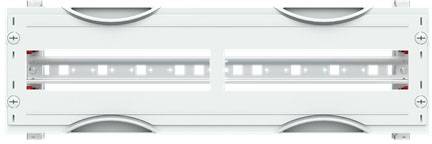 Ein leerer, weißer Verteilerkasten mit Montageplätzen und Metallschiene für elektrische Installationen.