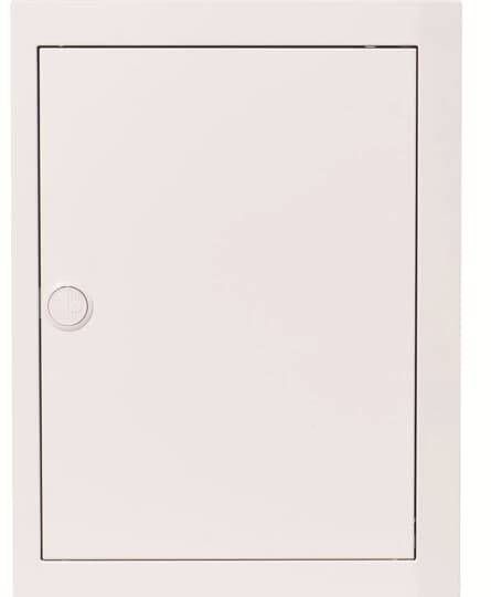 Weiße Metalltür mit einfachem, rundem Griff, wahrscheinlich für einen Strom- oder Sicherungskasten in einer Wand montiert.