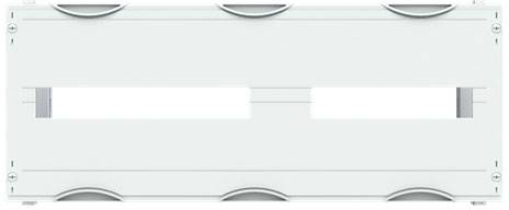 Weiße Kunststoffabdeckung mit ovalen Schlitzen und abgerundeten Ecken, verwendet für Verkabelungs- oder Elektroinstallationen.