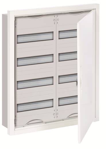 Ein offener, weißer Sicherungskasten mit sichtbaren horizontalen Sicherungsschienen im Inneren.