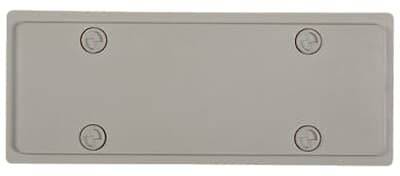 Metallische rechteckige Nummernschildhalterung mit vier Befestigungslöchern an den Ecken, Hintergrund grau.