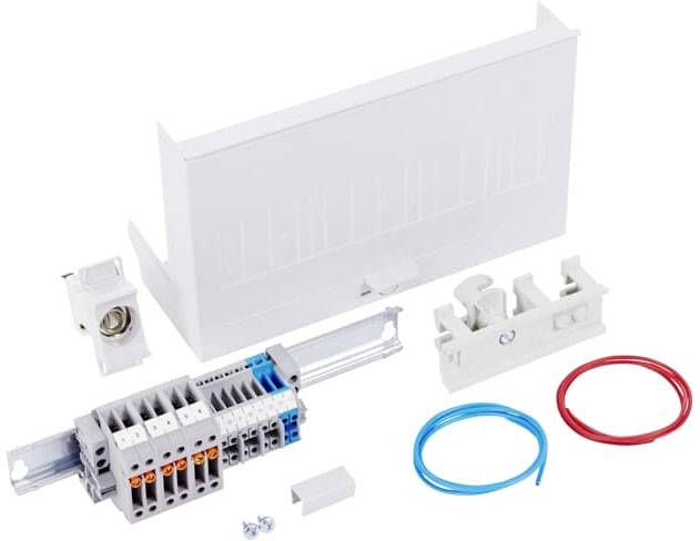 Ein Bausatz mit einem Montageset für Elektroklemmen, enthalten sind Klemmen, Drähte, Schrauben und Abdeckungen zur Installation.