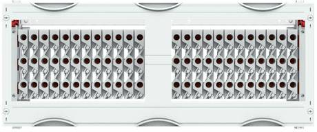 Frontansicht eines Server-Racks mit zahlreichen Festplatteneinschüben in zwei Reihen angeordnet.