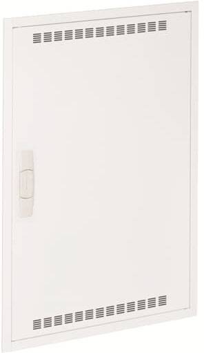 Weiße Metalltür mit Lüftungsschlitzen an Ober- und Unterseite, rechteckige Form, bietet Zugang zu einem verborgenen Bereich oder Schrank.