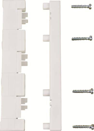 Weiße Kunststoffklemmen mit drei passenden Schrauben, vor einem weißen Hintergrund angeordnet.