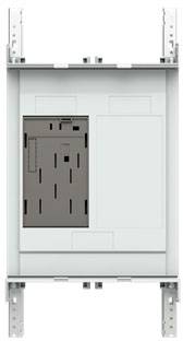 Ein weißer, rechteckiger elektrischer Schaltschrank mit einer dunkleren Abdeckung auf der linken Seite, eingebaut in eine Halterung.