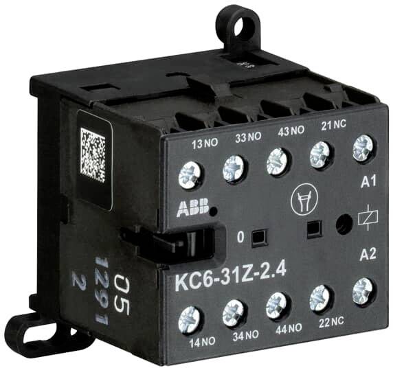 Ein schwarzes kontaktorähnliches Bauteil mit 9 Anschlüssen, Beschriftungen, QR-Code und den Kennzeichnungen 'KC6-31Z-2.4' und 'ABB'.