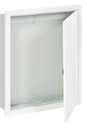 Weißer leerer Wandverteilerkasten mit geöffneter Tür, geeignet zur Unterbringung elektrischer Geräte und Kabel in einem Gebäude.