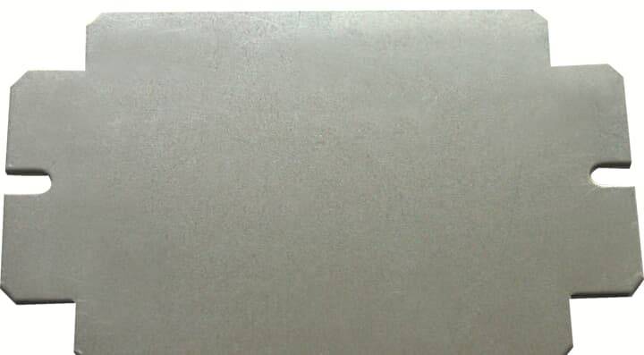 Metallplatte mit rechteckiger Form und abgerundeten Ecken.