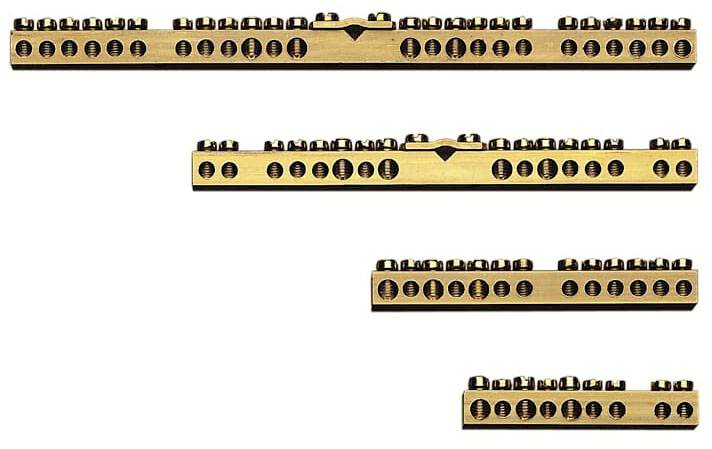 'Morsetaste' mit vier Variationen von Steckleisten, die unterschiedliche Kombinationen aus Löchern und Metallstiften zeigen.
