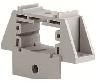 Graues Kunststoffgehäuse mit rechteckiger Öffnung, Seitenwänden und Basishalterung, möglicherweise Teil eines elektrischen Montagesystems.