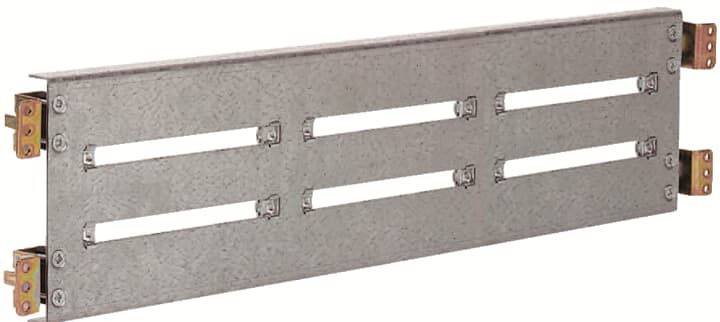 Metallschiene mit sechs rechteckigen Löchern, montiert an vier kleinen, orangefarbenen Halterungen, vermutlich für industrielle Anwendungen.