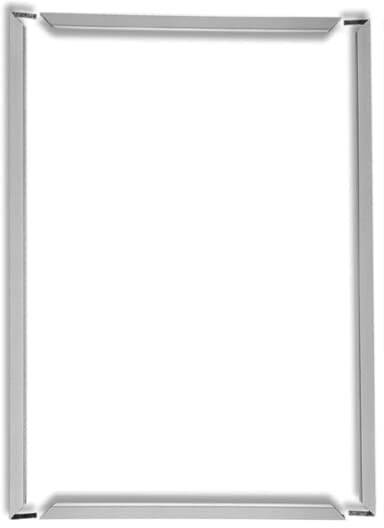 Leerer rechteckiger silberner Rahmen, stehend im Hochformat, vor einem weißen Hintergrund.