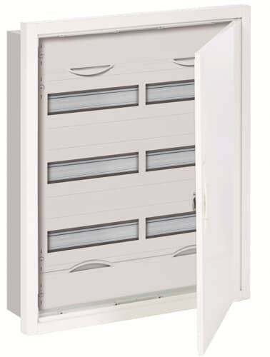 Ein offener Sicherungskasten mit weißen Türen, sichtbar sind mehrere horizontale Sicherungsschalter in grauen Plastikfassungen.