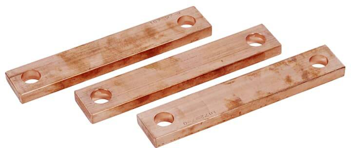 Drei längliche Kupferplatten mit je zwei Löchern an den Enden.